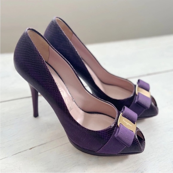 Salvatore Ferragamo Gilia Peep Toe Snake Embossed Bow Heel Size 7 Purple Gold - Picture 14 of 15